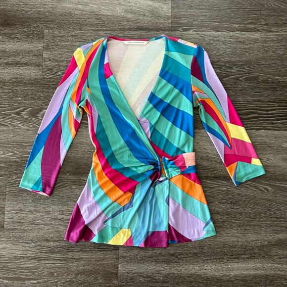 Diane Von Furstenberg x Wonder Woman Dianette 100% Silk Rainbow Wrap Top Size 2 - Picture 9 of 16